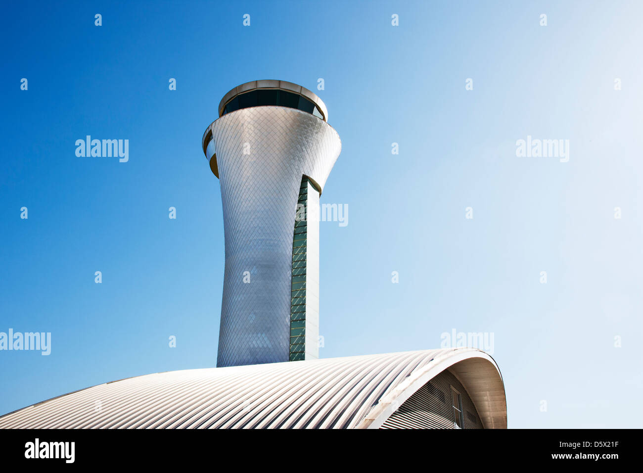 Tour de contrôle de la circulation aérienne et ciel bleu Banque D'Images