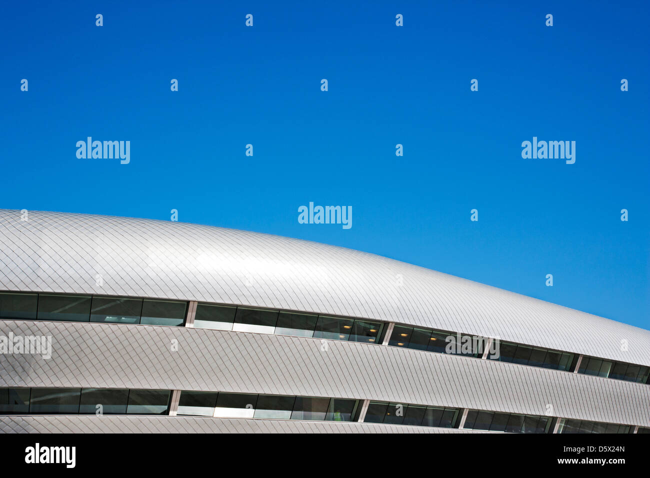 Toit d'un bâtiment moderne et ciel bleu Banque D'Images