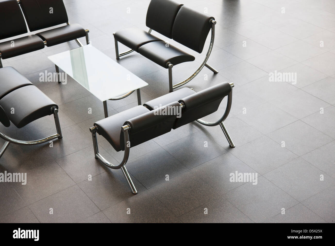 Chaises et table in office lobby Banque D'Images