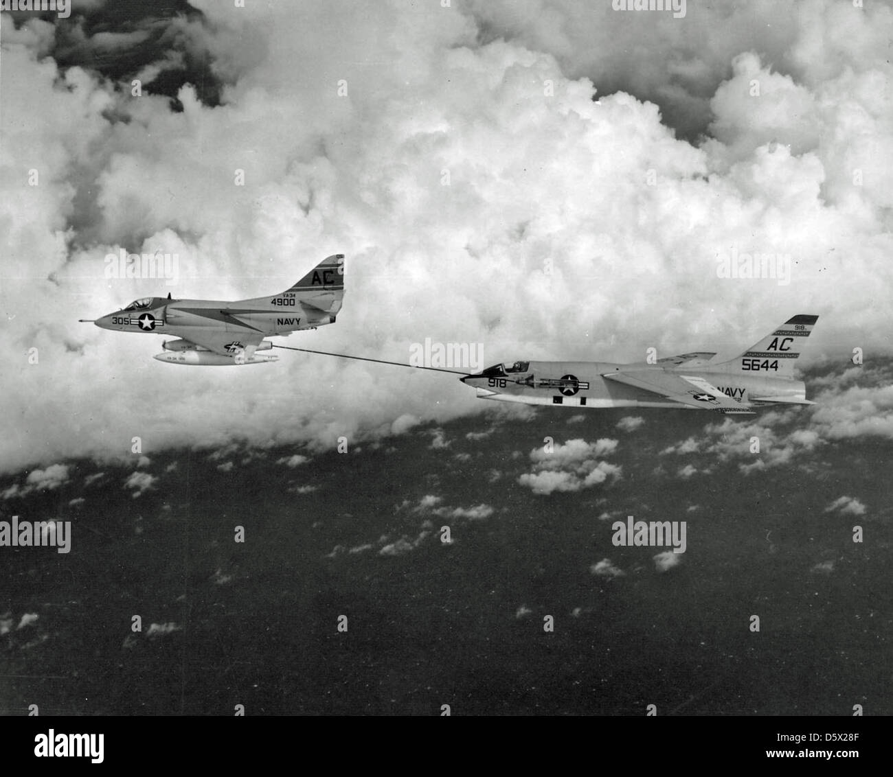 Un douglas a4d-2 'skyhawk' d'attack squadron va-34 ravitaille Un Vought F8u-1p 'Crusader' de l'escadron de reconnaissance photographique vfp-62 lors d'un vol de l'USS Saratoga (CVA-60). Banque D'Images