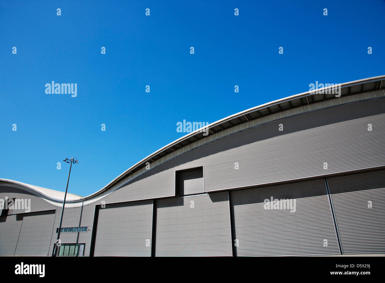 Panneaux toit d'entrepôt et ciel bleu Banque D'Images