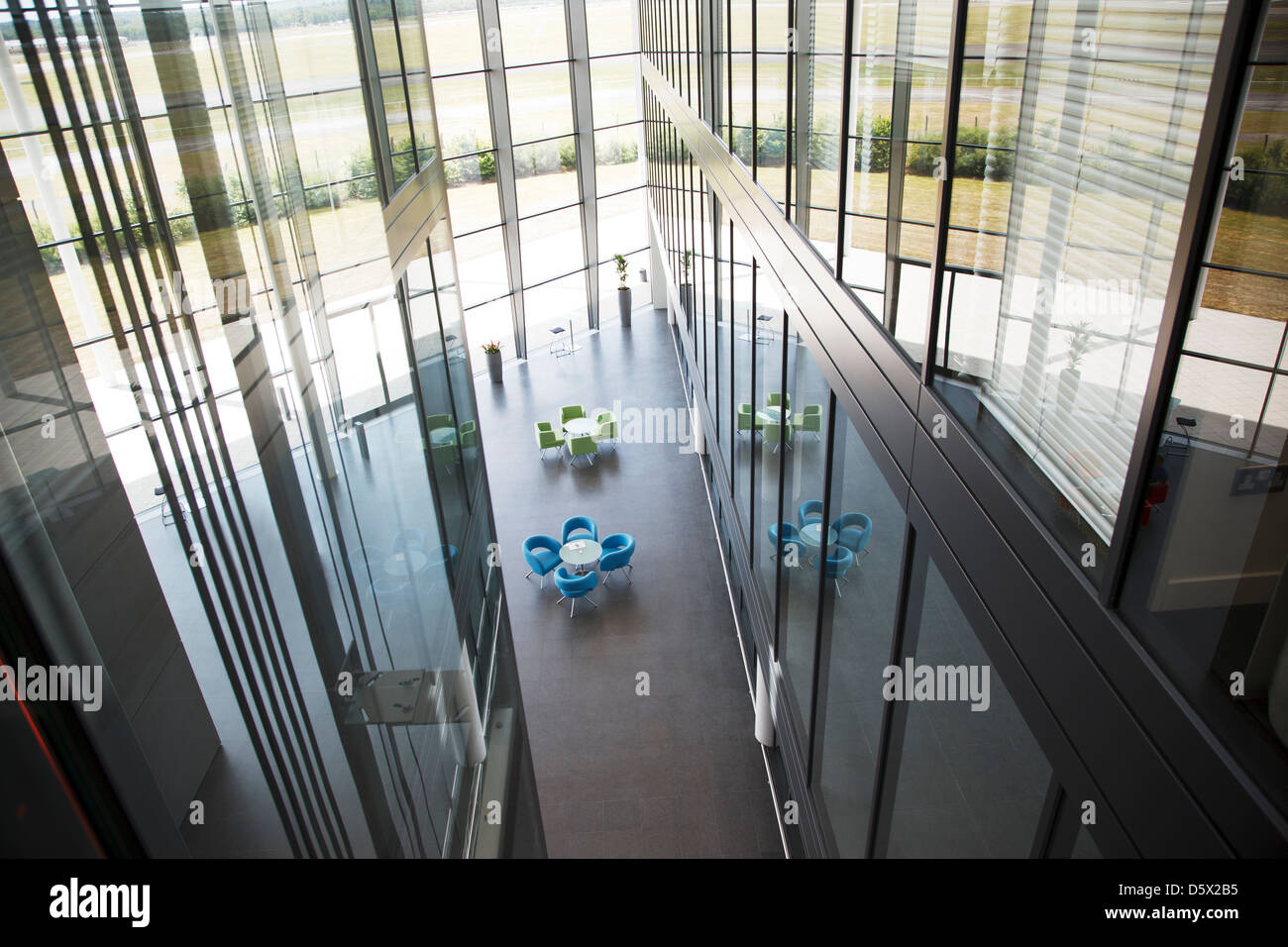 Chaises et tables in office lobby Banque D'Images