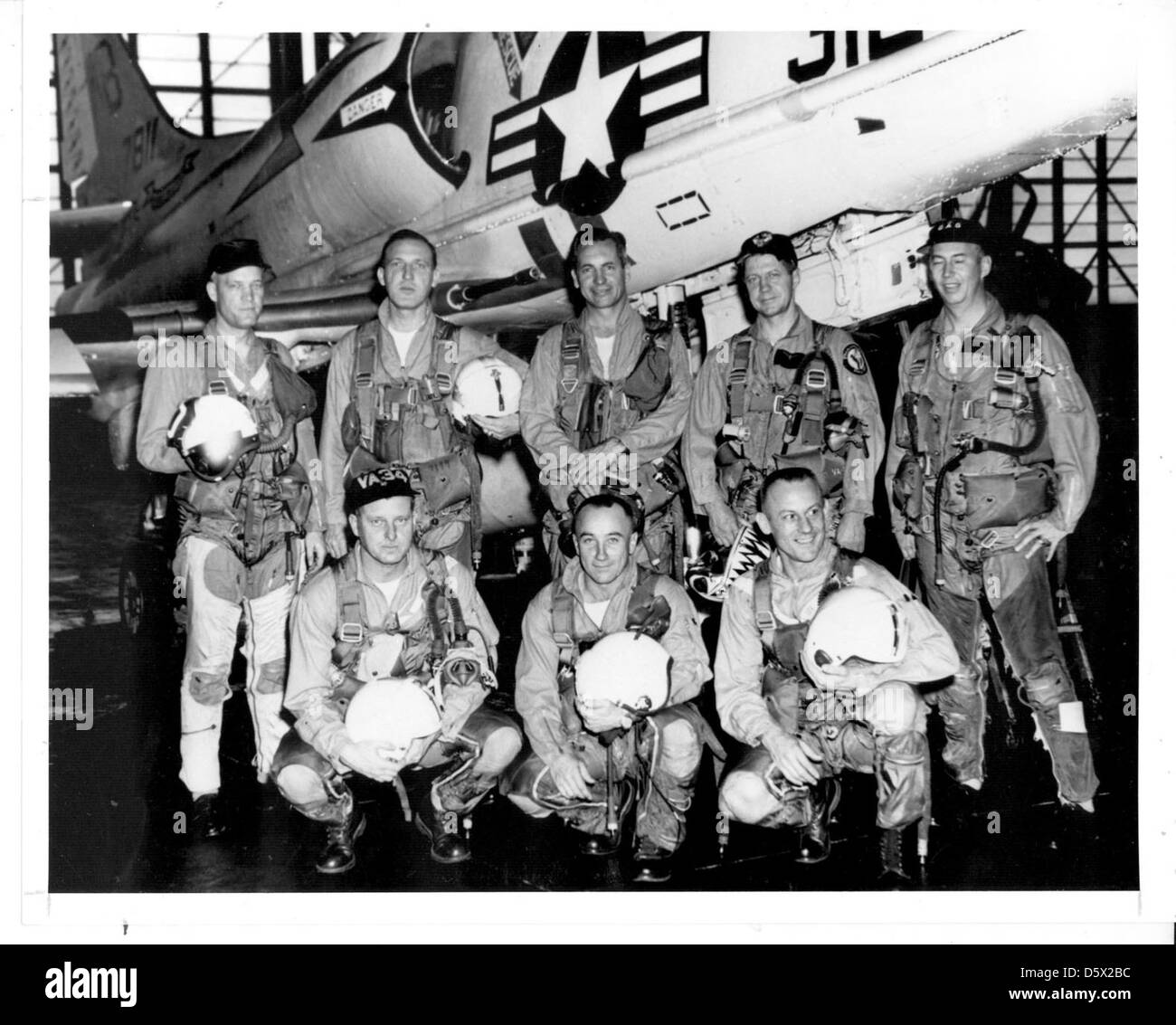 Les skippers de porte-avions et d'escadron, le capitaine John Lacouture de l'USS Saratoga (CVA-60) et Gerald Miller de l'USS Franklin D. Roosevelt (CVA-42), se tiennent devant un Douglas A-4 Skyhawk, probablement au NAS Jacksonville. Le SkyHawk était un avion d'attaque à porte-avions utilisé par la marine américaine. Banque D'Images