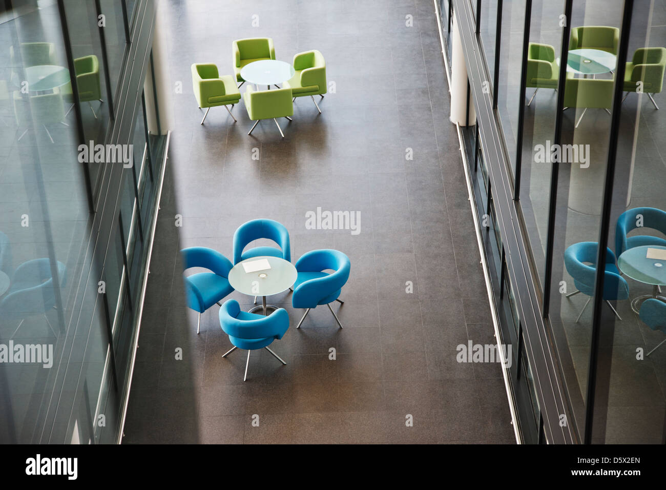 Chaises et tables in office lobby Banque D'Images