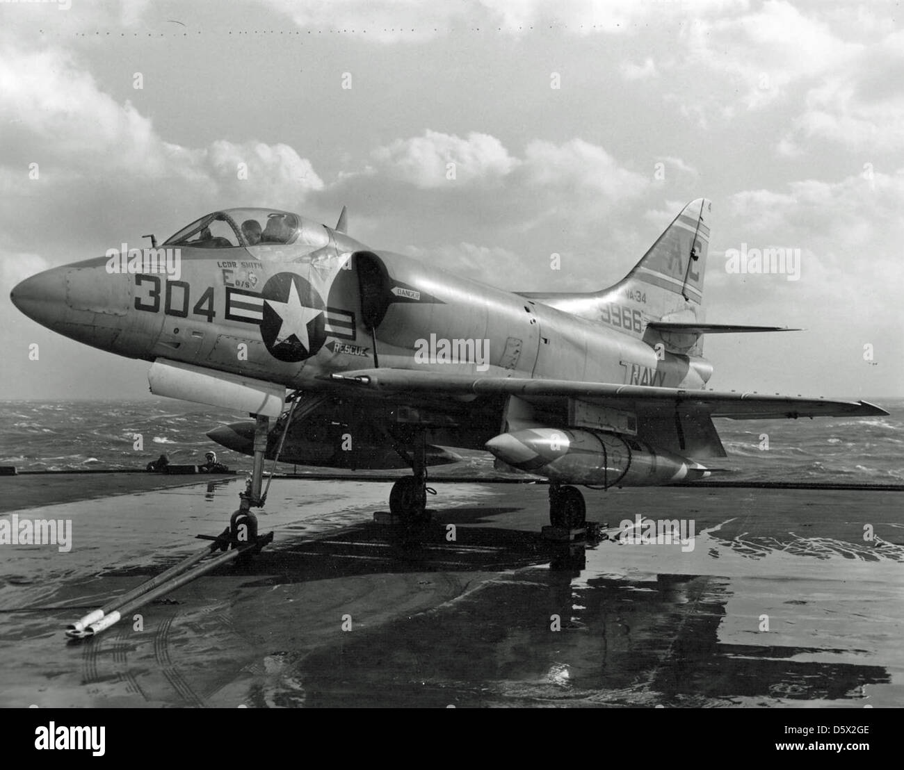 Un Douglas A4D 'Skyhawk' de l'Attack Squadron 34 est stationné sur le pont d'envol de l'USS Saratoga (CVA-60). L'A4D, rebaptisé plus tard A-4, était un avion d'attaque à porte-avions utilisé par la marine américaine. Banque D'Images