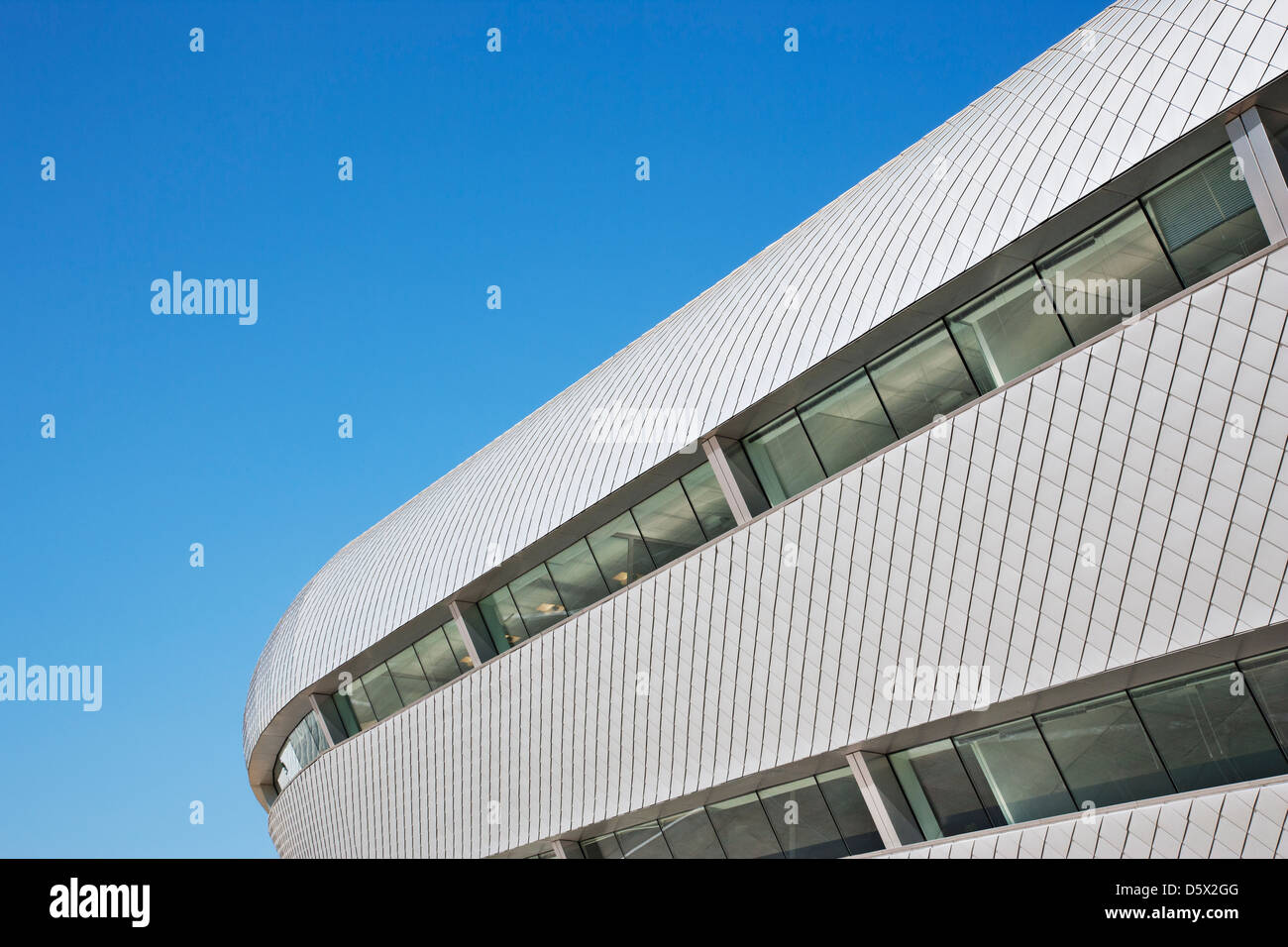 Bâtiment moderne et ciel bleu Banque D'Images