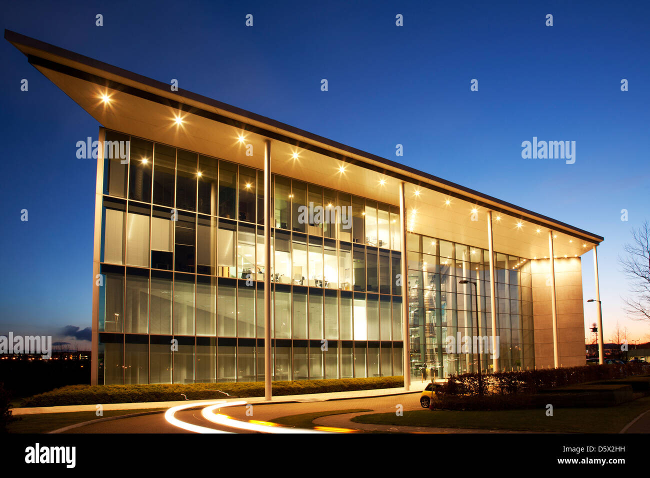 Bâtiment moderne éclairée la nuit Banque D'Images