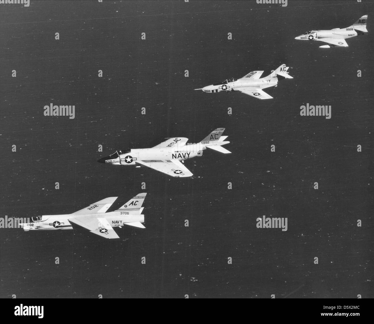 Un Vought F8u-1 'Crusader' de fs (vf) 32, mcdonnell f3h-2m 'DEMON' de fs (vf) 31, grumman f9f-8p 'Cougar' de l'escadron de reconnaissance photographique (VFP) 62, et douglas a4d-1 'skyhawk' d'Attack Squadron (VA) 34 Off l'USS Saratoga (CVA-60). Banque D'Images