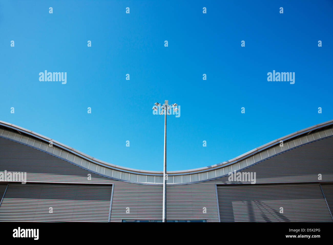 Toit d'un bâtiment moderne et ciel bleu Banque D'Images