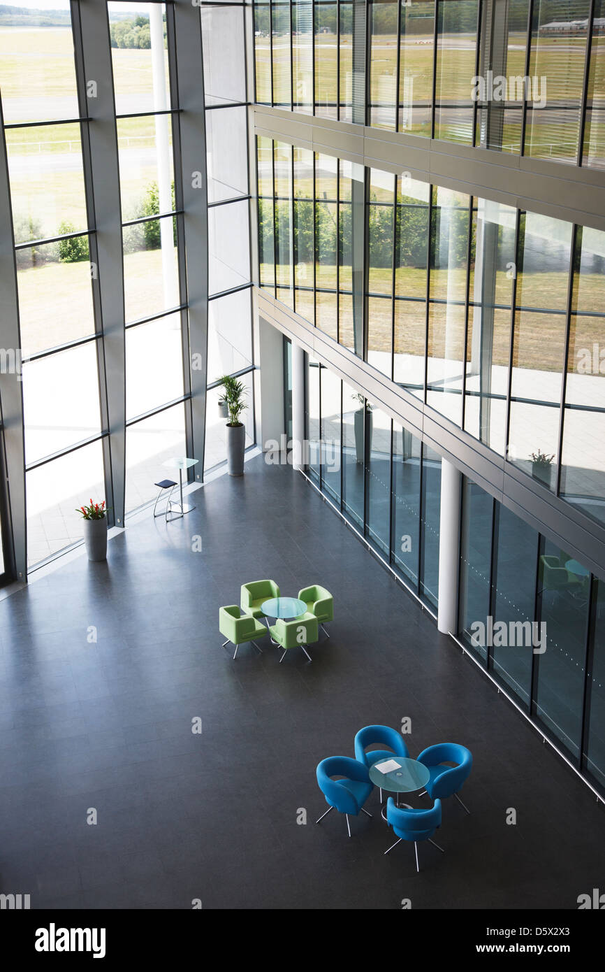 Chaises et table in office lobby Banque D'Images