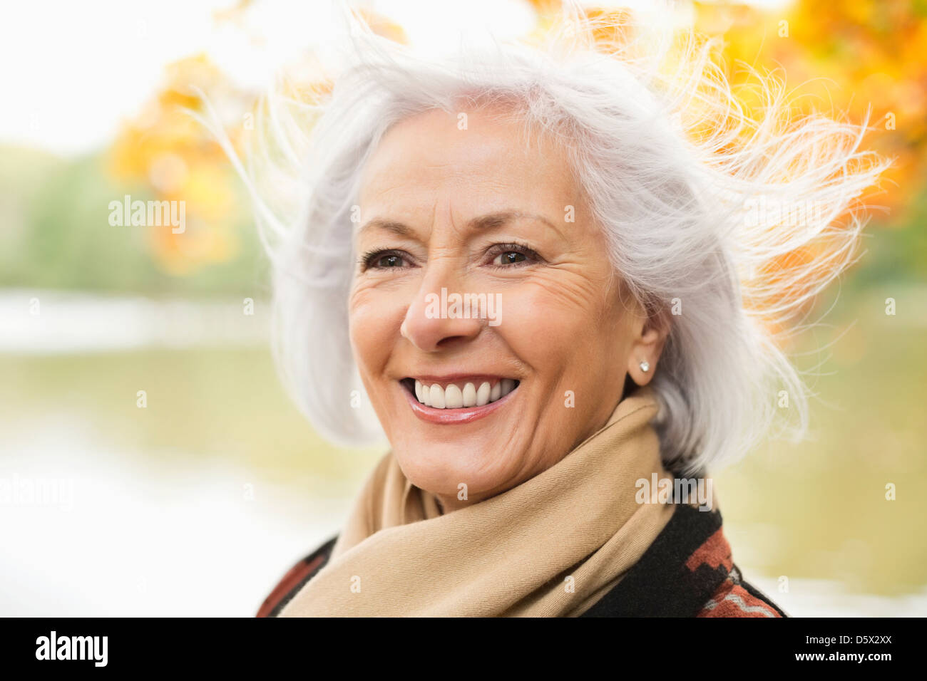 Smiling woman standing in park Banque D'Images