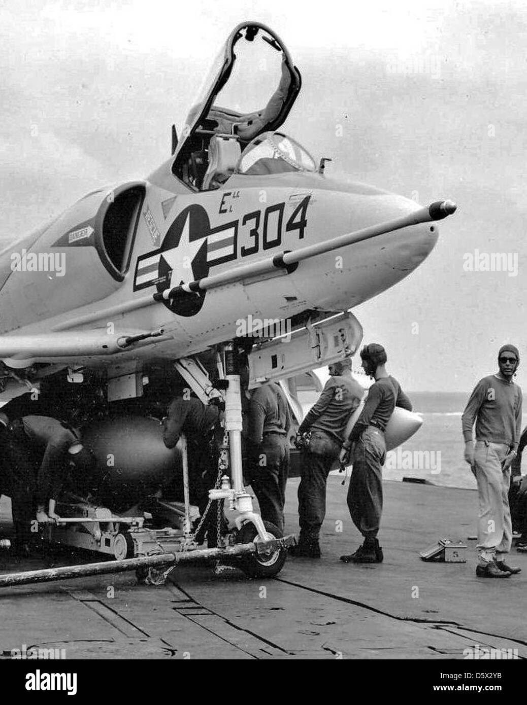 Le personnel charge un réservoir de carburant sur un Douglas A4D-2 SkyHawk de l'escadron d'attaque va-34 sur le pont d'envol de l'USS Saratoga (CVA-60) en 1959. L'A4D-2 Skyhawk était un avion d'attaque à porte-avions utilisé par la marine américaine pour le soutien aérien rapproché et les frappes de précision. Banque D'Images