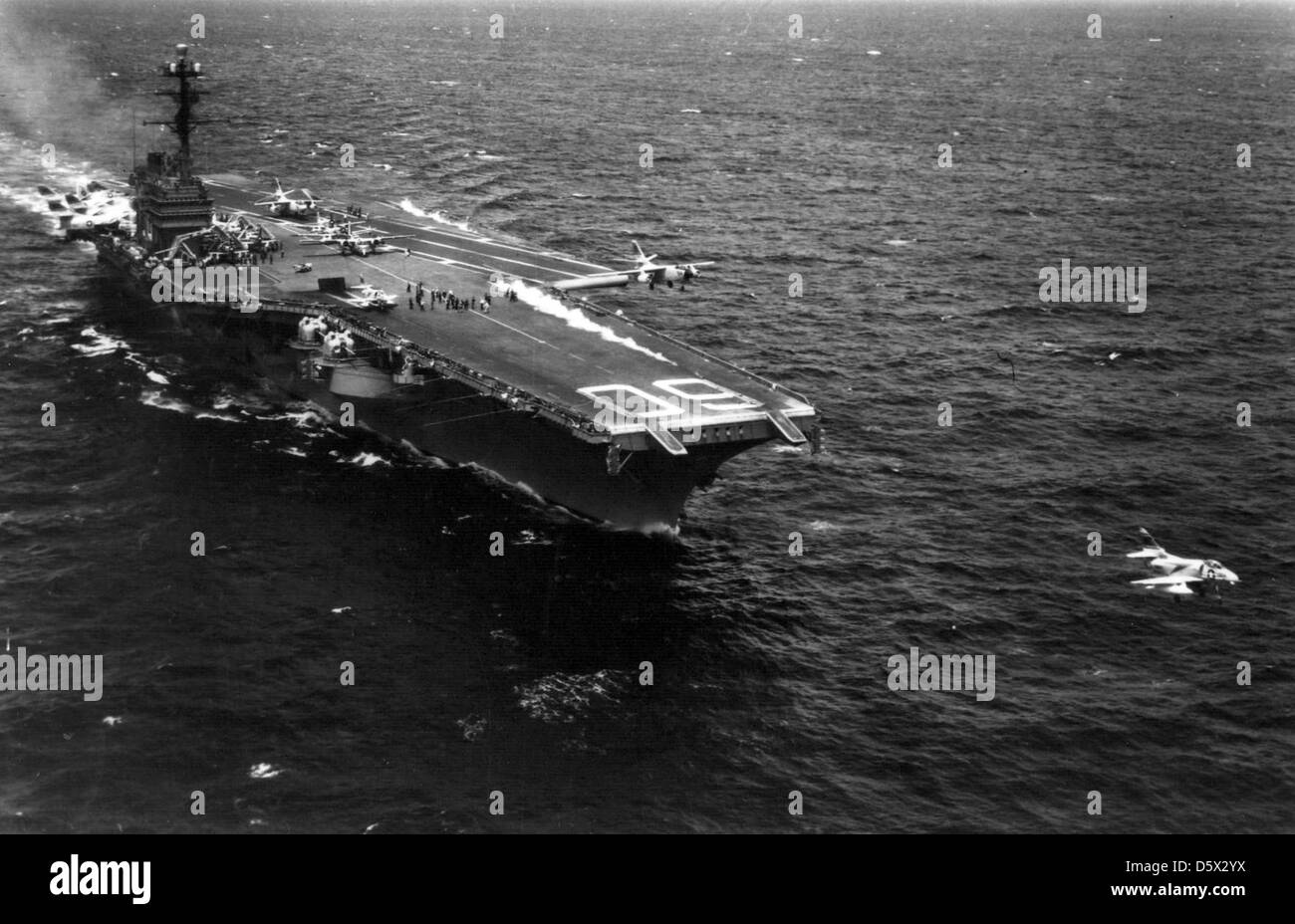 Un Douglas A4D 'Skyhawk' et un Douglas A3D 'Skywarrior' lancés depuis l'USS Saratoga (CVA-60) dans l'océan Atlantique. Ces avions à porte-avions ont joué un rôle important dans les opérations de la marine américaine pendant la guerre froide et la guerre du Vietnam. Banque D'Images