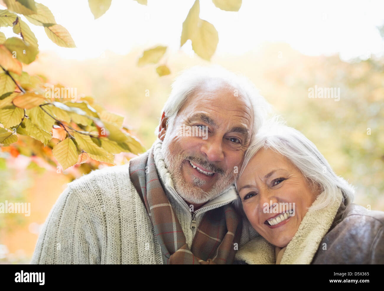 Vieux couple smiling in park Banque D'Images