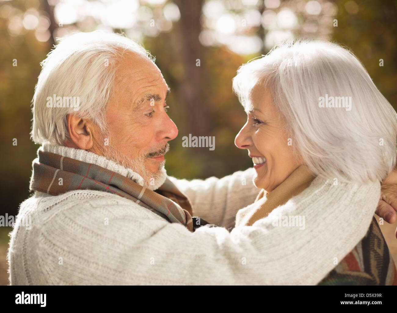 Vieux couple hugging outdoors Banque D'Images