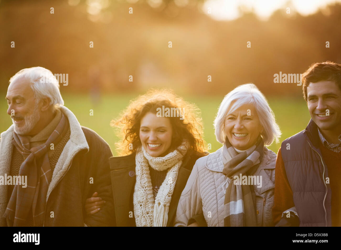 Family walking together in park Banque D'Images