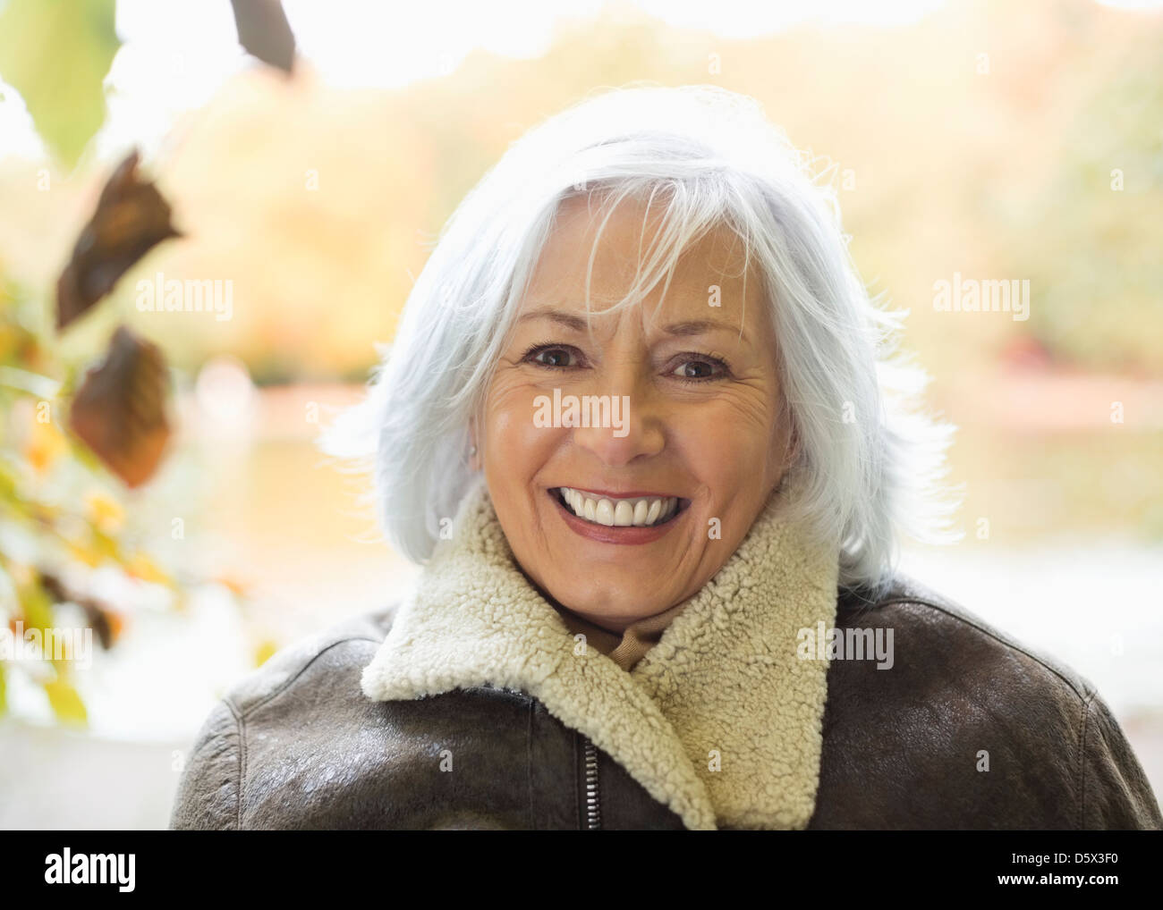 Smiling woman standing outdoors Banque D'Images