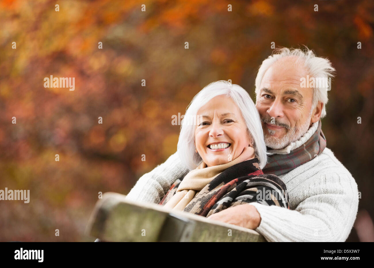 Vieux couple sitting on park bench Banque D'Images