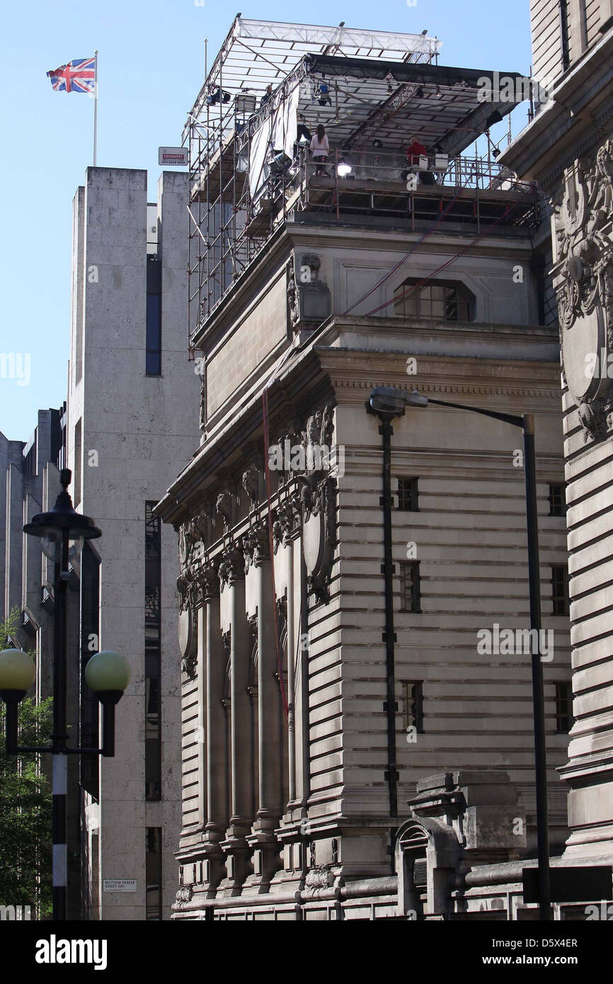 Vue générale à l'extérieur de l'abbaye de Westminster médias du monde rassemble alors qu'ils préparent le mariage du Prince Banque D'Images