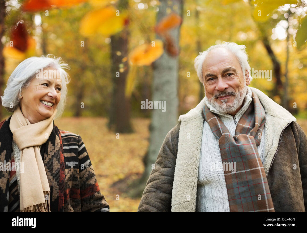 Vieux couple walking in park Banque D'Images
