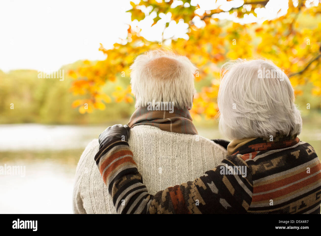 Vieux couple hugging in park Banque D'Images