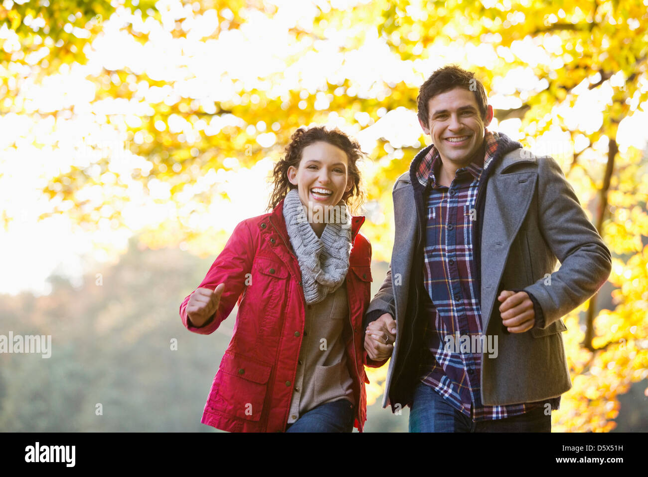 Couple walking in park Banque D'Images