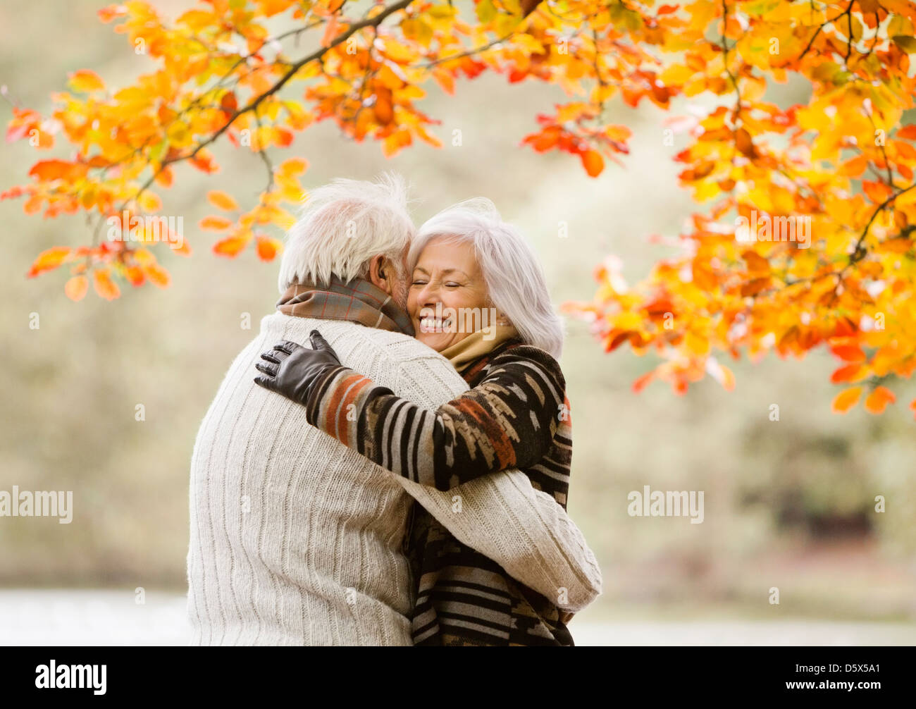 Vieux couple hugging in park Banque D'Images