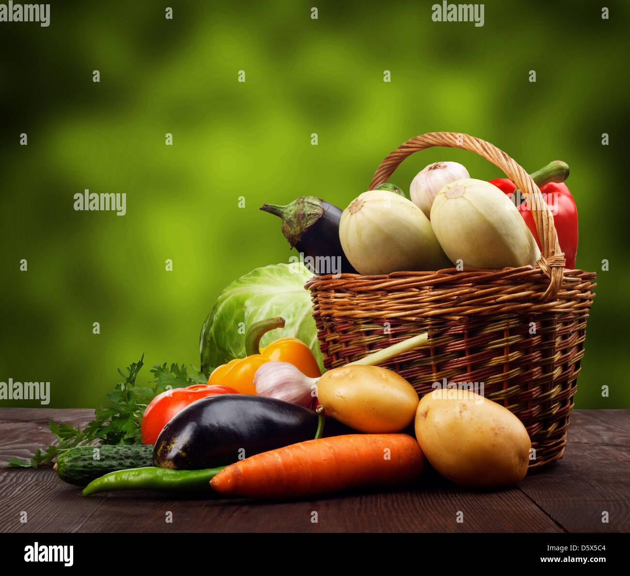 Les légumes frais mûrs dans un panier sur la table en bois Banque D'Images