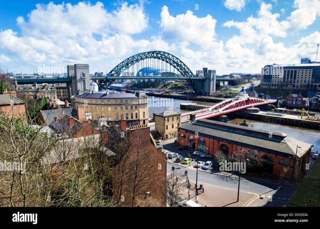 Le Swing & Tyne Bridge sur la rivière Tyne à Newcastle. Banque D'Images