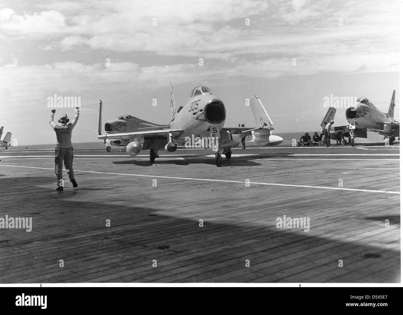 Un FJ-4B Fury (AF-1E) nord-américain de taxis va-146 descend le pont d'envol de l'USS Oriskany (CVA-34) en préparation du lancement. Le FJ-4B était une variante améliorée du FJ-4 utilisé par l'US Navy pour des missions air-air et air-sol. Banque D'Images
