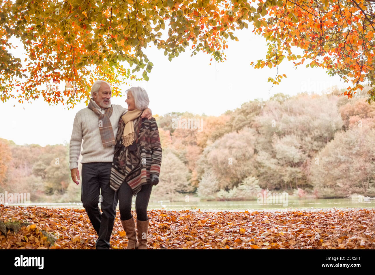 Vieux couple walking in park Banque D'Images