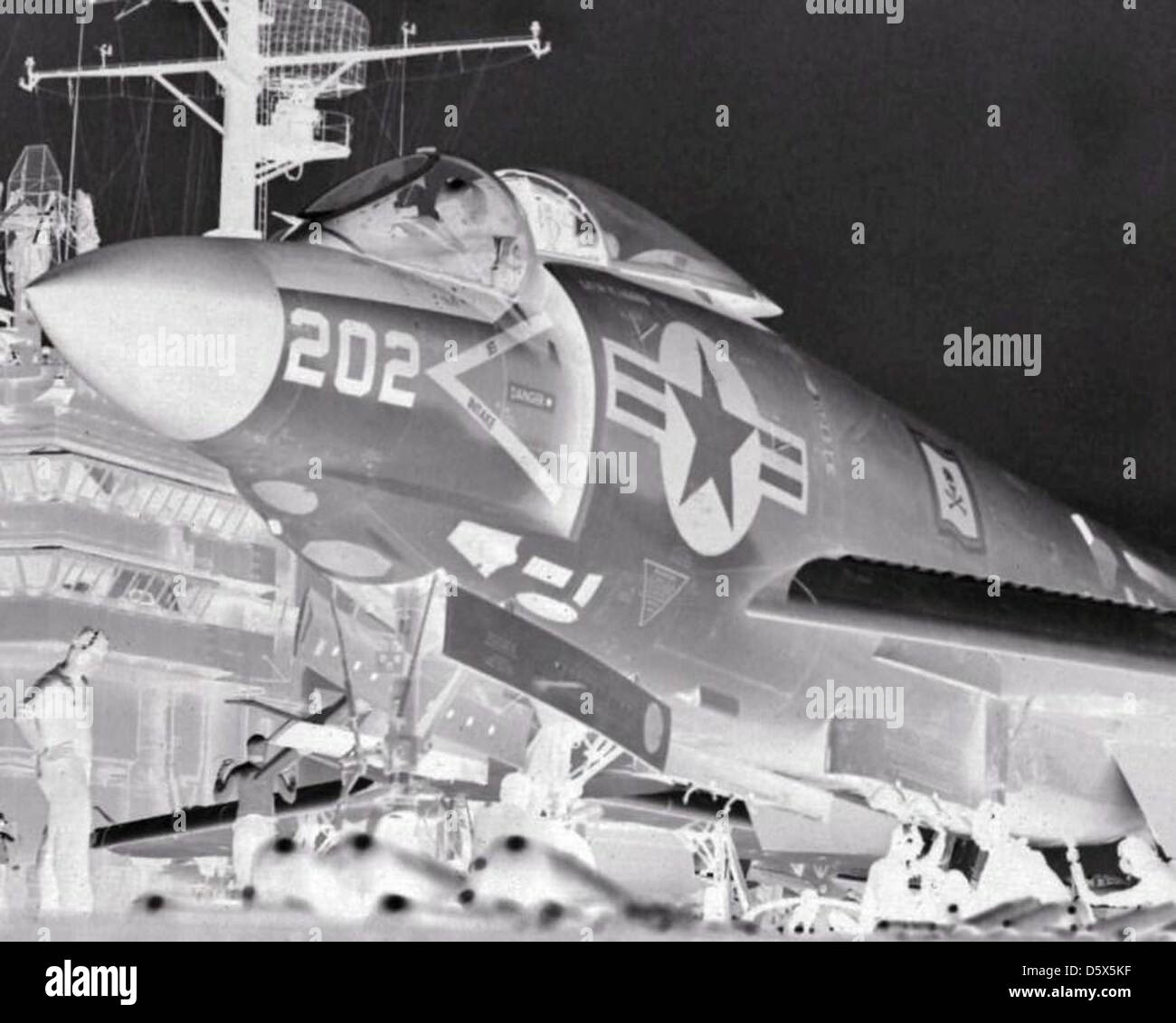Le McDonnell F3H-2M Demon, un chasseur à réaction basé sur porte-avions, est vu en préparation pour le lancement de catapulte à bord de l'USS Saratoga (CVA-60) en 1957. Le démon a été conçu pour la défense de la flotte et les missions tactiques. Banque D'Images