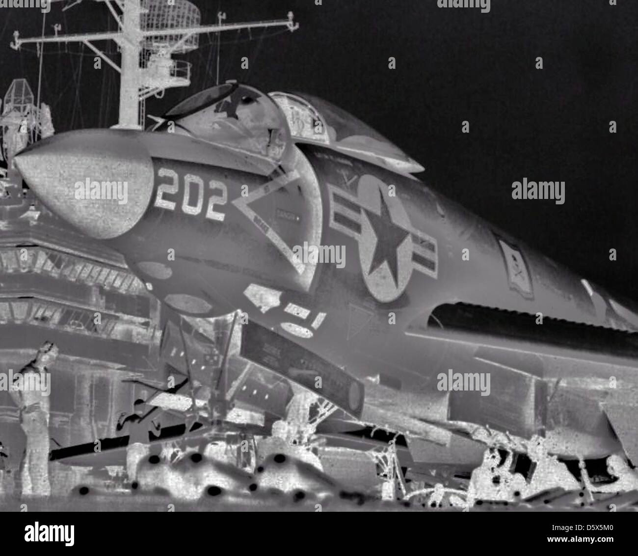 McDonnell F3H-2M 'DEMON' de FS (VF) 61 en préparation pour un lancement à partir de la catapulte l'USS Saratoga (CVA-60), 1957. Banque D'Images