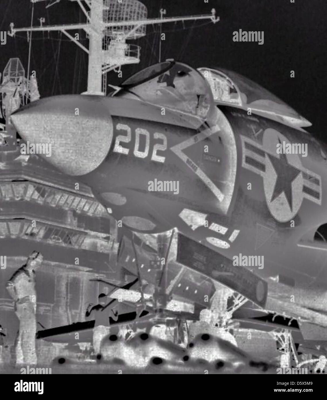 Le McDonnell F3H-2M Demon, qui fait partie du VF-61, est préparé pour un lancement de catapulte depuis l'USS Saratoga (CVA-60) en 1957. Ce chasseur à porte-avions a été utilisé par la marine américaine pendant la guerre froide. Banque D'Images