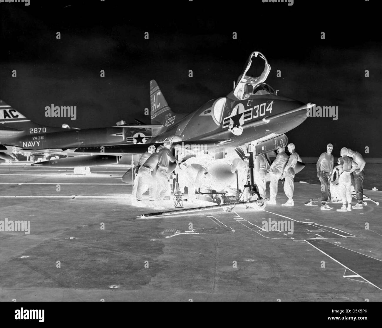 Le personnel charge un réservoir de carburant sur un Douglas A4D-2 SkyHawk à bord de l'USS Saratoga (CVA-60) en 1959. L'A4D Skyhawk était un avion polyvalent à porte-avions utilisé par l'US Navy. Banque D'Images