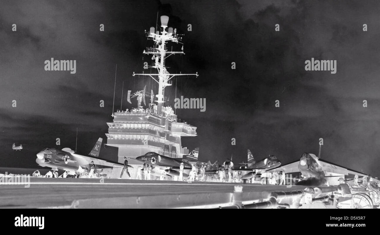 Vought F8U-1 'croisés' de Fighter Squadron (VF) 32 sur la catapulte à bord de l'USS Saratoga (CVA-60), 1958. Banque D'Images