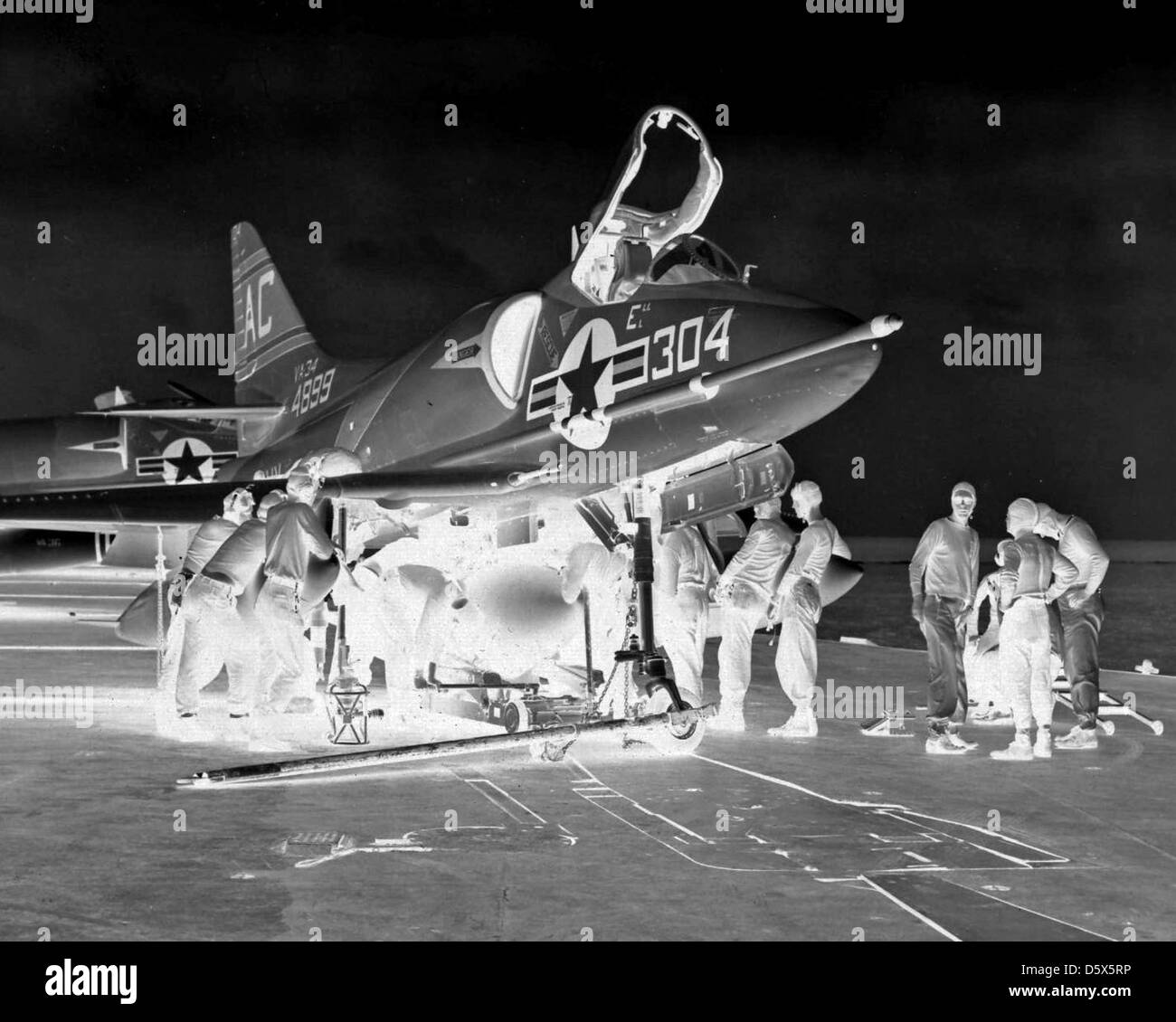 Le personnel charge un réservoir de carburant sur un Douglas A4D-2 SkyHawk de l'escadron d'attaque (va) 34 sur le pont d'envol de l'USS Saratoga (CVA-60) en 1959. L'A4D-2 Skyhawk était un avion d'attaque à porte-avions utilisé par l'US Navy. Banque D'Images