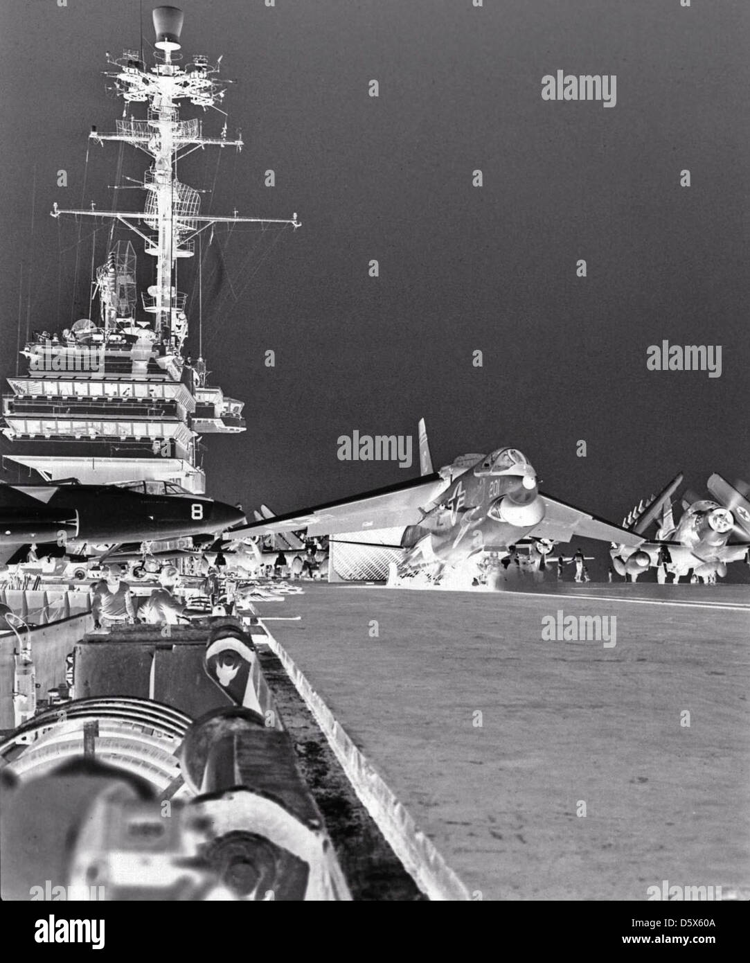 Un Vought F8U-1 Crusader du Fighter Squadron 32 (FS/VF-32) est positionné sur la catapulte à bord de l'USS Saratoga (CVA-60) pour le lancement le 22 juillet 1958. Le Crusader était un avion de chasse à porte-avions utilisé par l'US Navy pendant la guerre froide. Banque D'Images