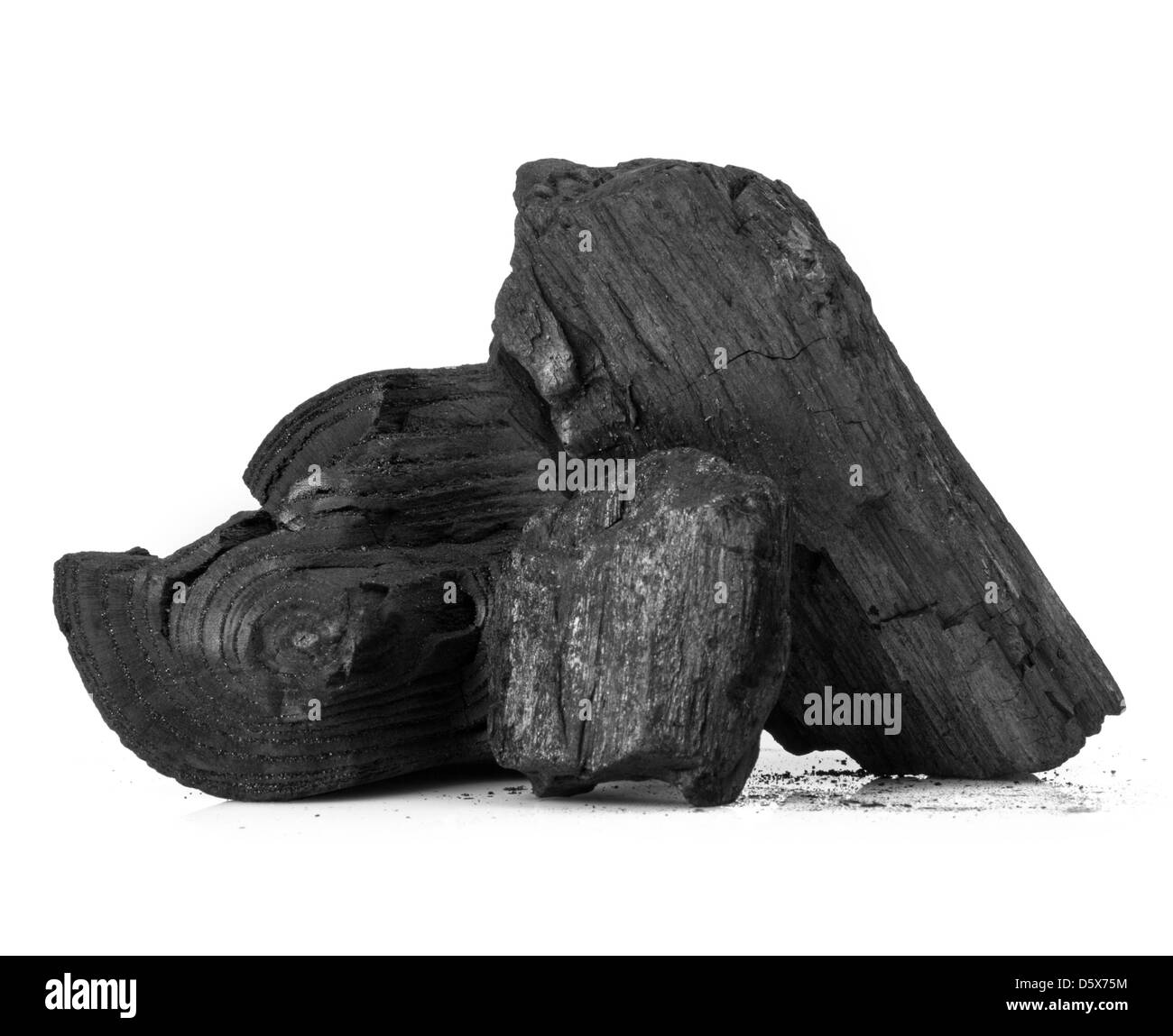Morceau de bois charbon fracturés isolated over white background Banque D'Images