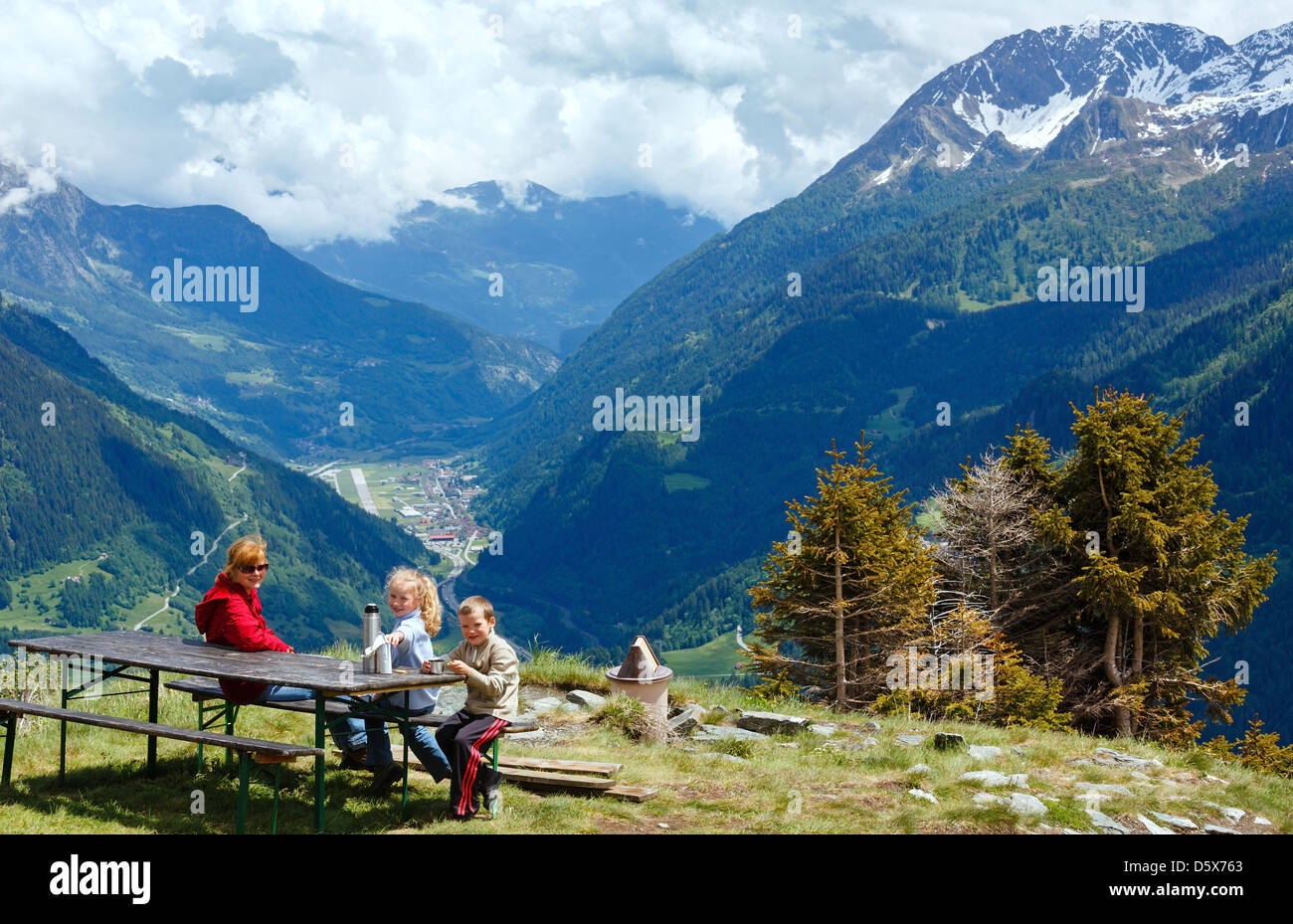 Famille (mère avec enfants) reste sur le plateau de montagne Alpes d'été (Suisse, Passo del San Gottardo) Banque D'Images