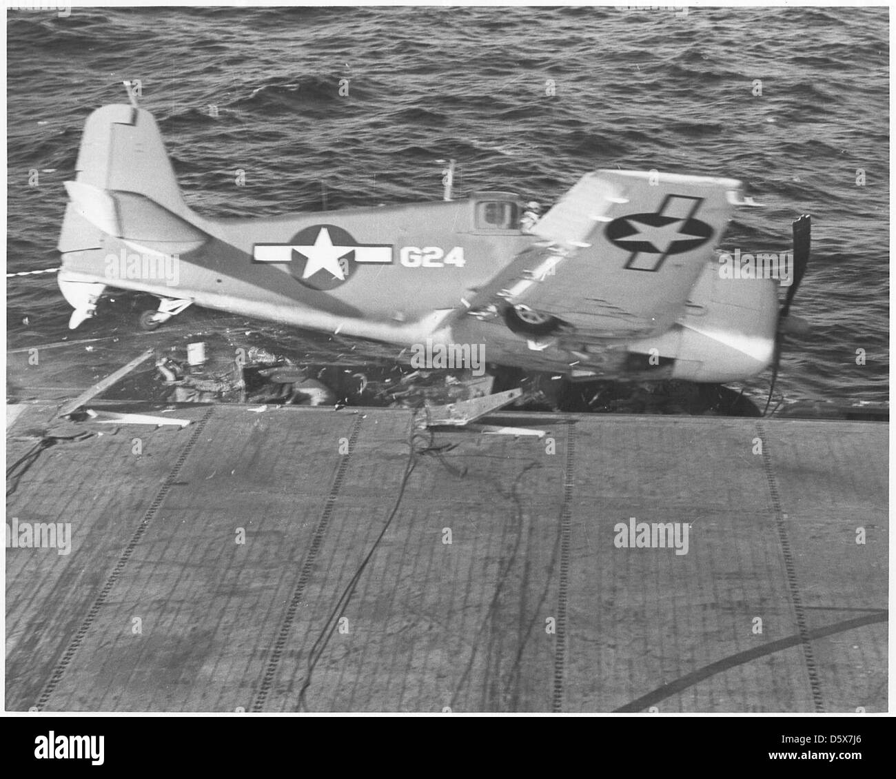 Un F6F-3 Hellcat of Fighter Squadron 1 (VF-1) s'écrase sur le pont du porte-avions d'escorte USS Barnes (CVE-20) pendant les opérations de la seconde Guerre mondiale dans la région de Calop le 22 octobre 1943. L'incident a entraîné la mort de l'enseigne Olinyode. Banque D'Images