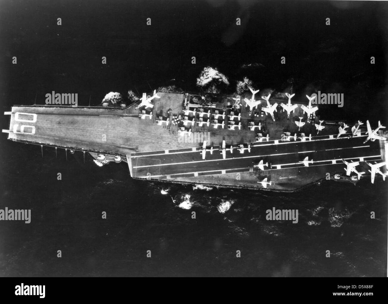 L'USS Saratoga (CVA-60), un porte-avions, effectue des opérations aériennes en mer. En tant que membre de la marine américaine, le Saratoga a joué un rôle clé dans la projection de puissance, servant de multiples déploiements tout au long de son histoire de service. Banque D'Images