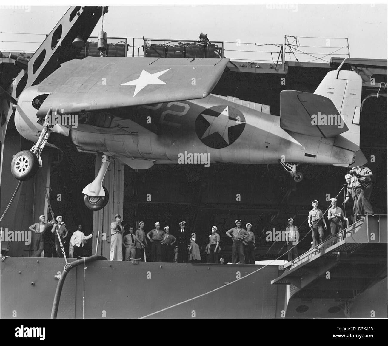 Un Grumman F6F-3 Hellcat du Fighting Squadron VF-1 est hissé sur le pont d'envol de l'USS Yorktown (CV-10). Le Hellcat était un chasseur à porte-avions utilisé pendant la seconde Guerre mondiale, réputé pour son succès dans le combat contre la marine japonaise. Banque D'Images