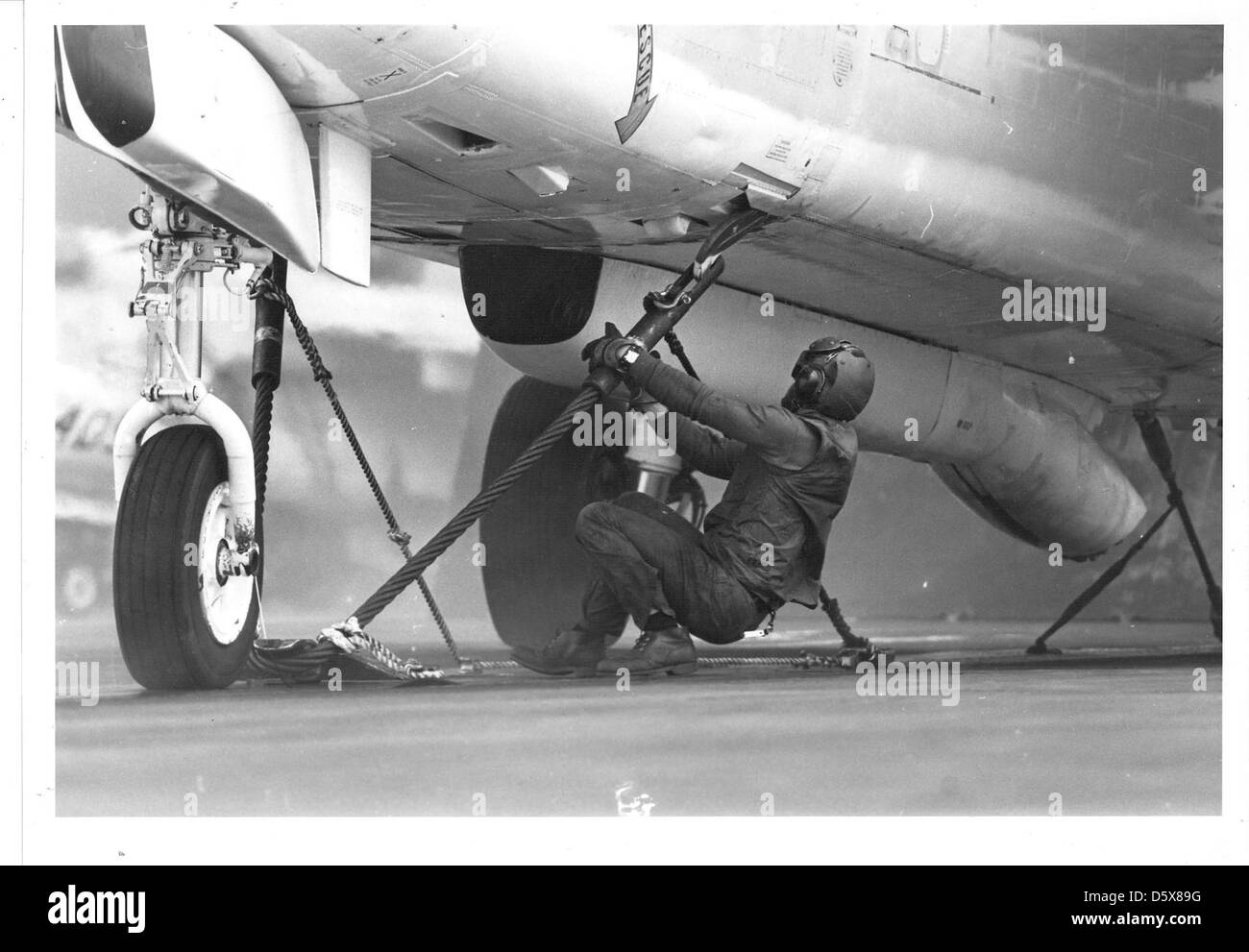 Un équipage d'une catapulte catapulte attache de câble d'un douglas a-3 "kywarrior» pendant les opérations de vol à bord de l'USS John f. Kennedy (cv-67). Banque D'Images
