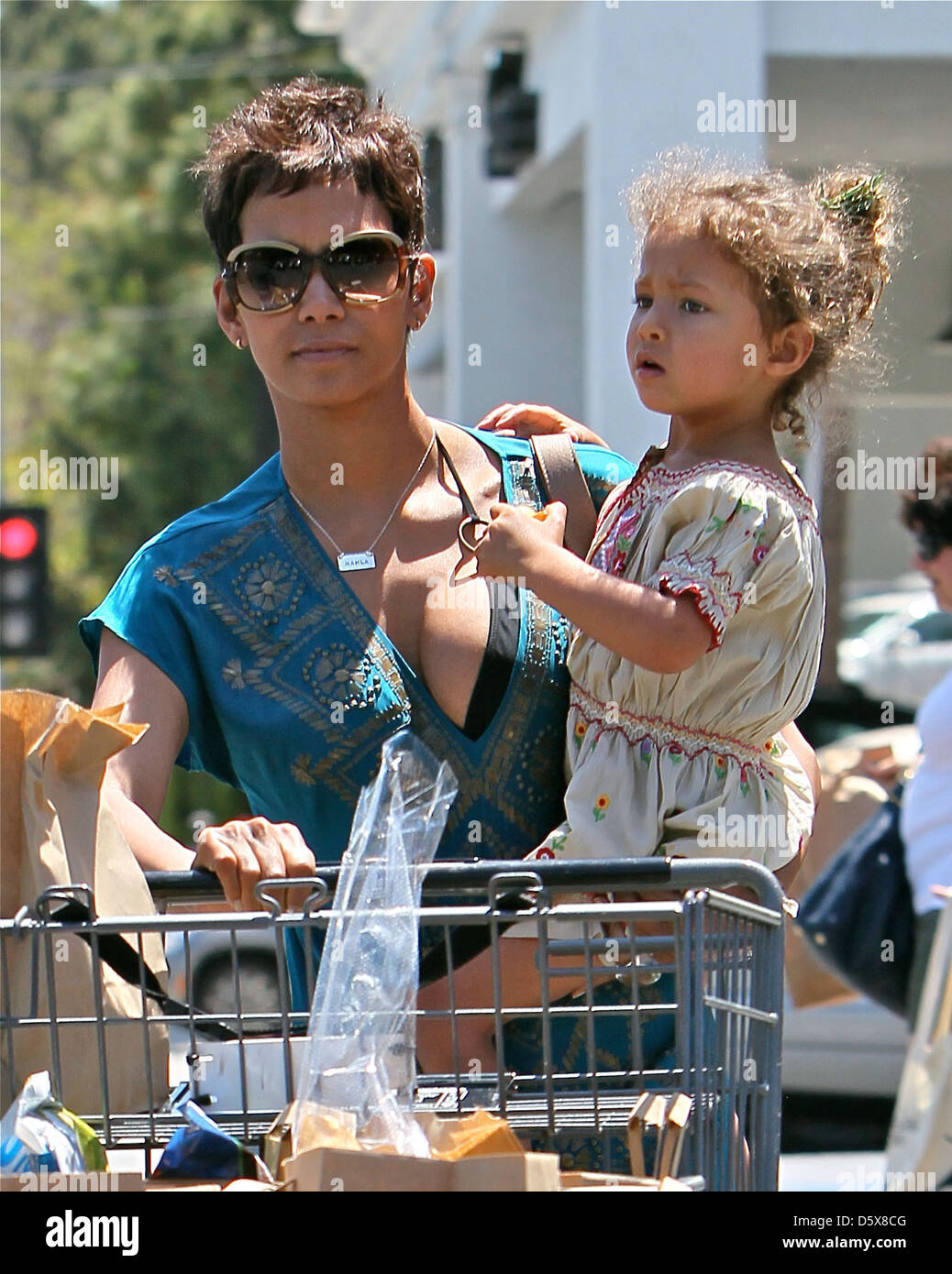 Halle Berry Et Sa Fille Nahla Ariela Aubry Quitter Bristol Farms Supermarche Los Angeles Californie 03 05 11 Photo Stock Alamy