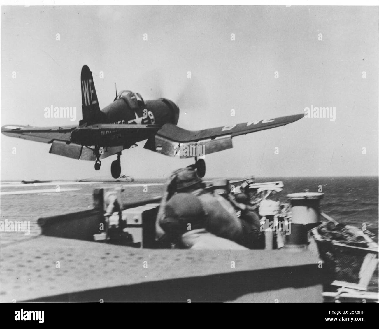Un Vought F4U « Corsair » du Marine Fighter Squadron 214 sort de l'USS Sicily (CVE-118) le 3 août 1950. Le F4U Corsair était un avion de chasse à porte-avions utilisé par le corps des Marines des États-Unis pendant la seconde Guerre mondiale et la guerre de Corée, connu pour sa conception distinctive en voilure mouette et ses excellentes performances au combat. Banque D'Images