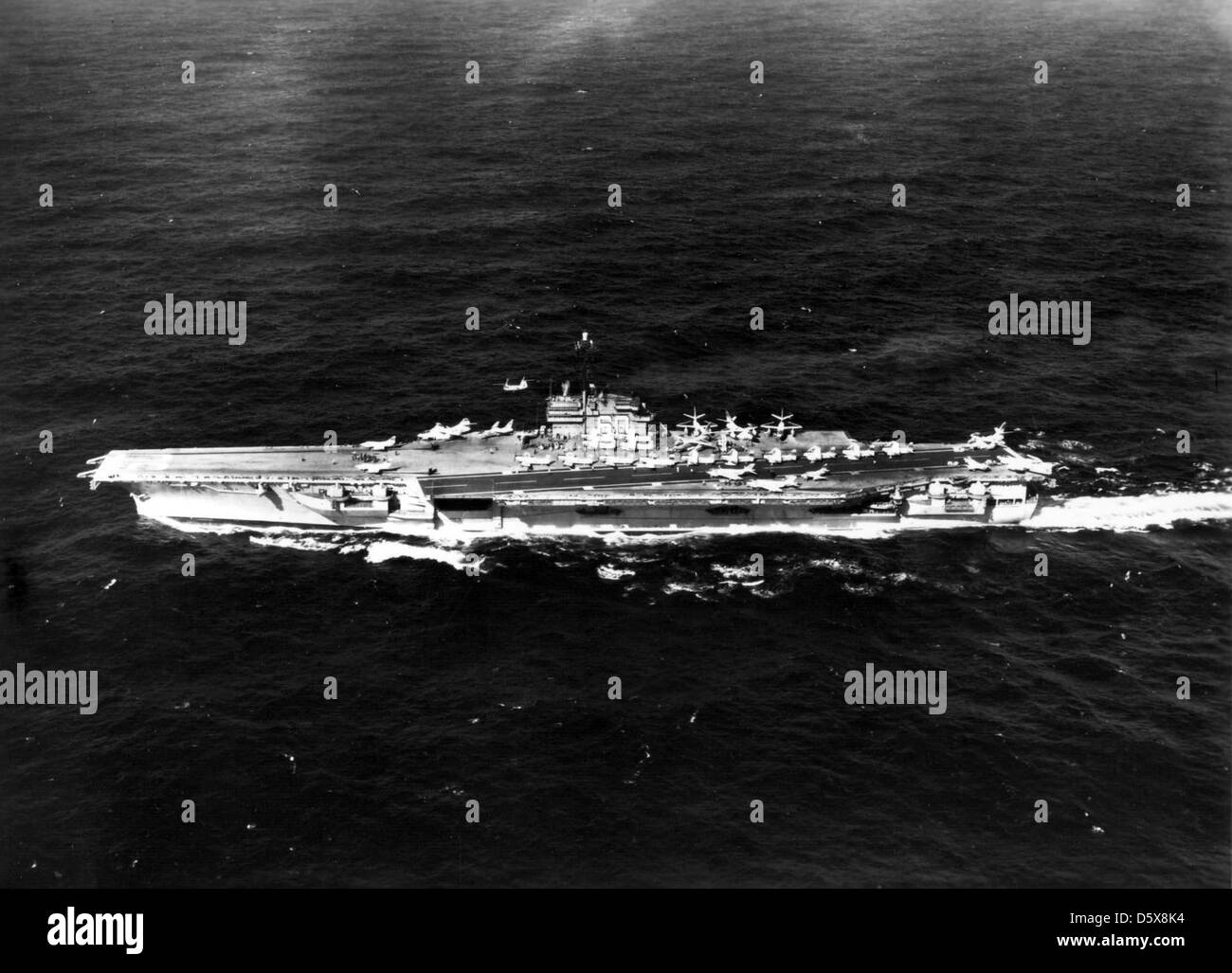 USS Saratoga (CVA-60) en cours d'opérations aériennes. Banque D'Images