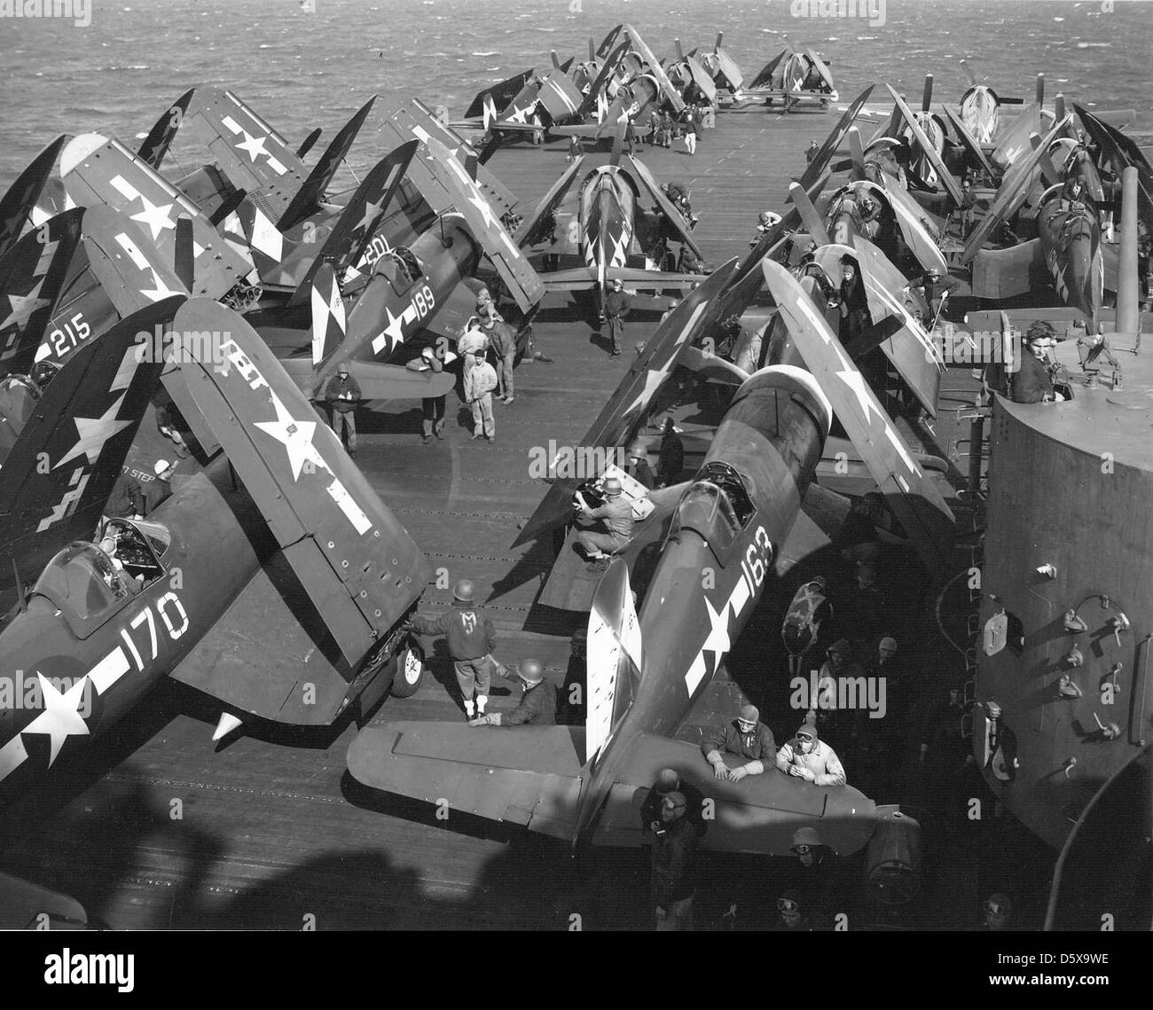 Vought F4U 'Corsaires' et Grumman F6F 'Hellcats' du Air Group 83 à bord de l'USS ESSEX (CV-9) lors d'opérations au large d'Okinawa, faisant une démonstration de combat aérien basé sur un porte-avions naval. Banque D'Images