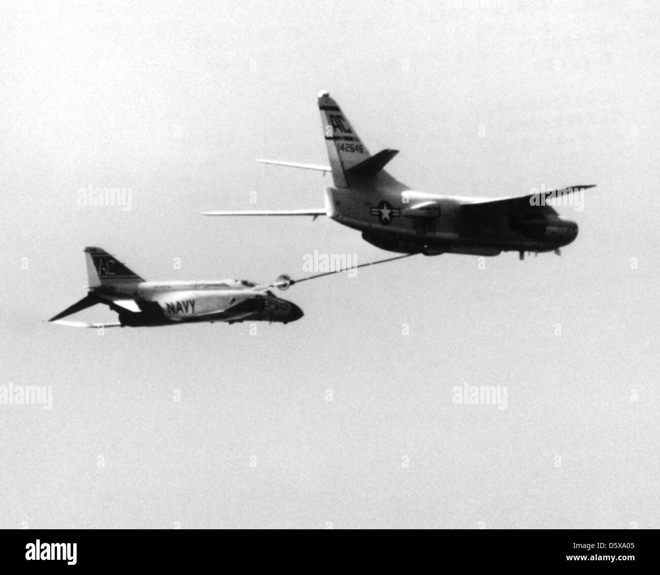 Un pétrolier Douglas KA-3B 'Skywarrior' du Tactical Electronics Warfare Squadron VAQ-130 ravitaille un McDonnell F-4 'Phantom II' en vol. Les deux appareils sont affectés à la troisième Escadre aérienne (CVW-3) à bord de l'USS Saratoga (CVA-60). Banque D'Images