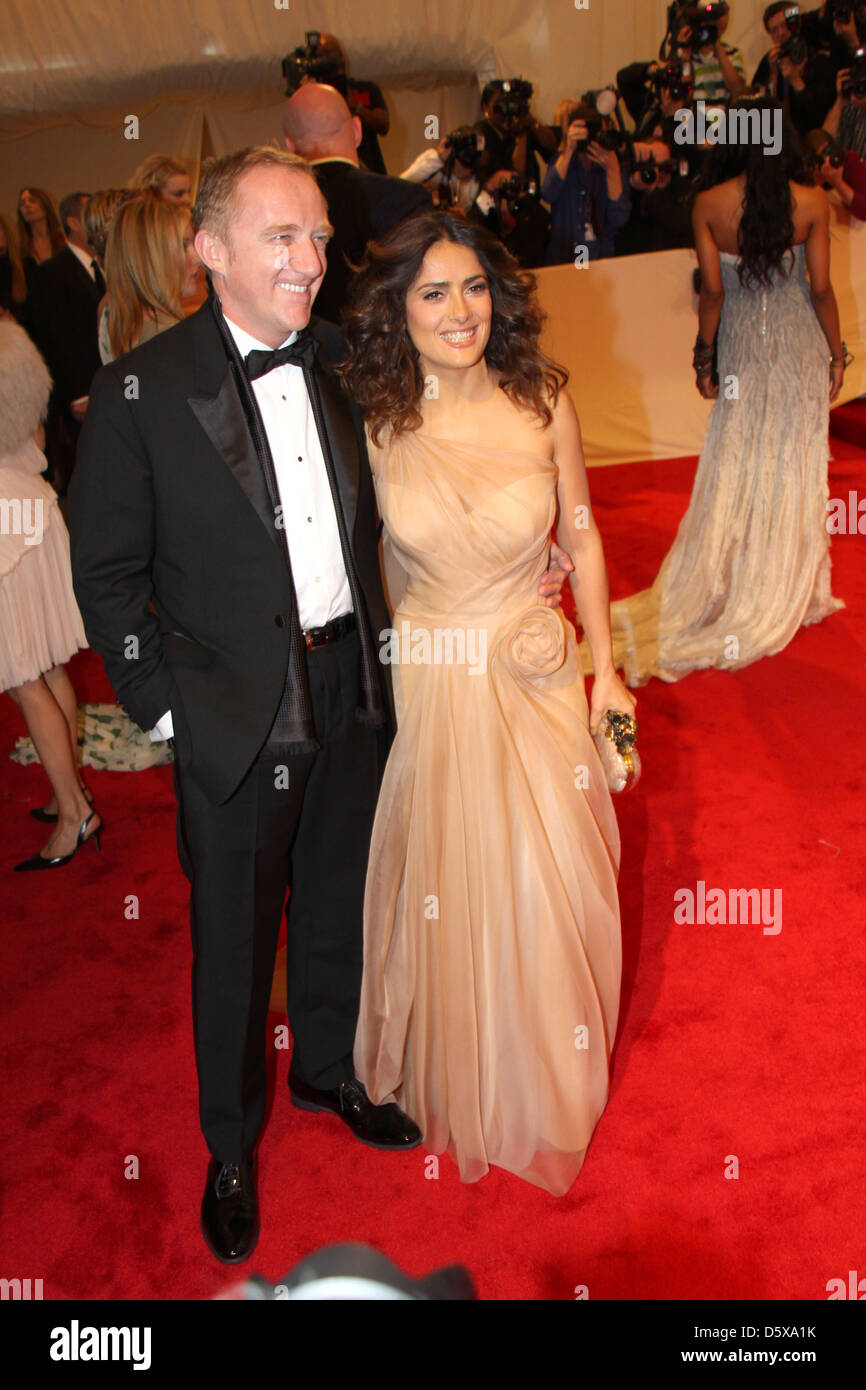 François Pinault Salma Hayek Alexander McQueen : 'Ssauvages Beauty' Costume Institute Gala au Metropolitan Museum of Art Nouveau Banque D'Images
